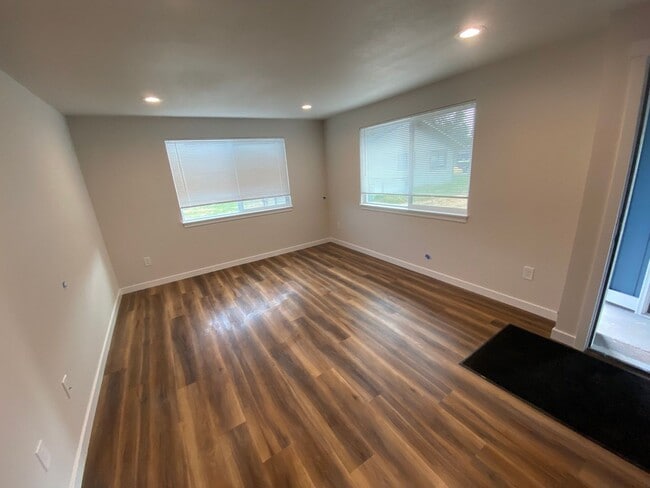 Building Photo - 9119 Rainbow Ln