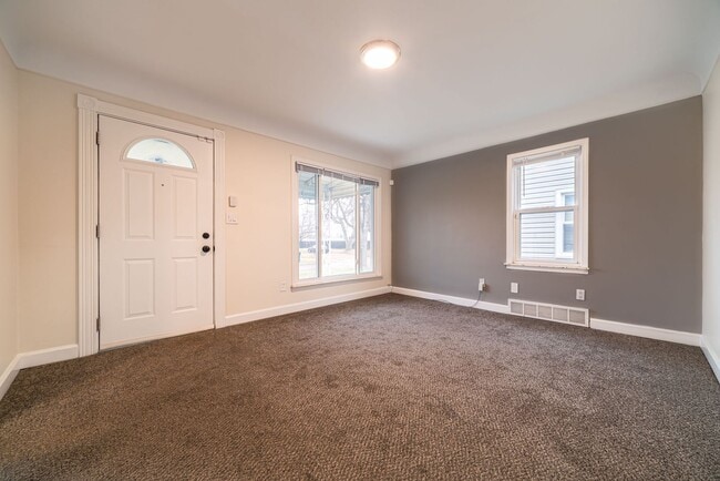 Building Photo - 3 bedroom - 2 bathroom - Lincoln Park - $1...