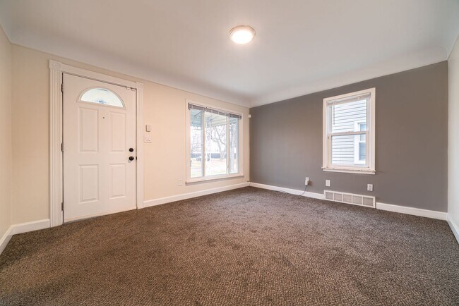 Foto del edificio - 3 bedroom - 2 bathroom - Lincoln Park - $1...