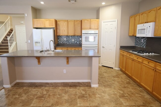 Building Photo - Beautiful 2-story home with 4 bedrooms loc...