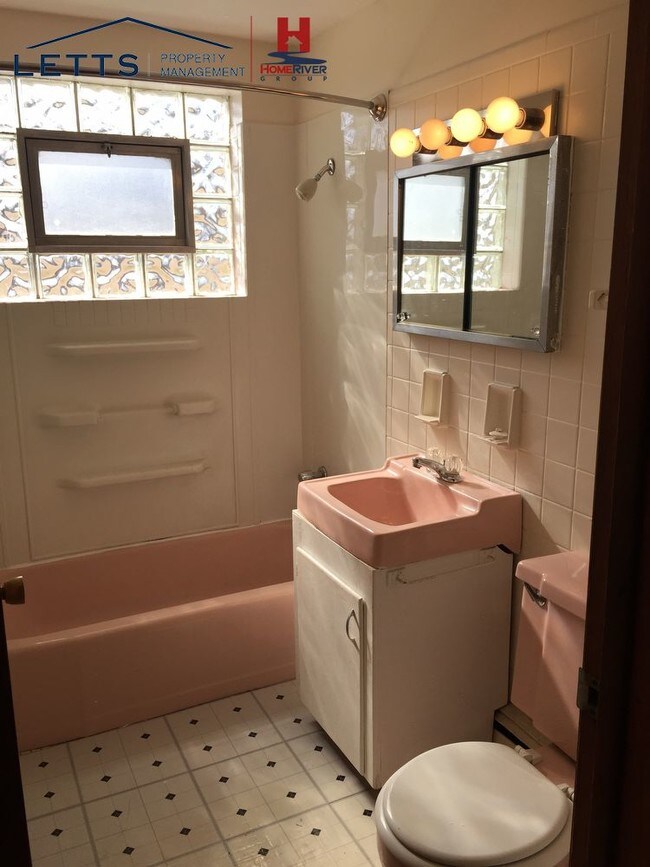 Foto del edificio - NEWLY RENOVATED 2 BDRM 1 BATH Heat Included
