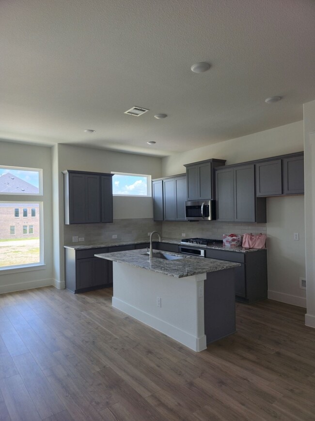 Foto del edificio - 808 Meadowcrest Dr