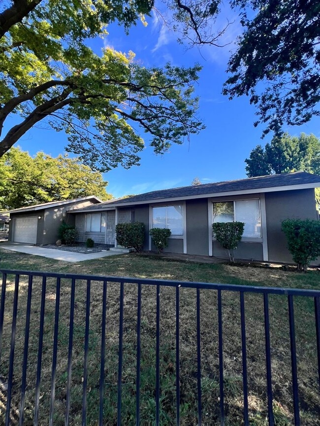 Foto del edificio - Pretty 3 bedroom 2 bath home in Modesto