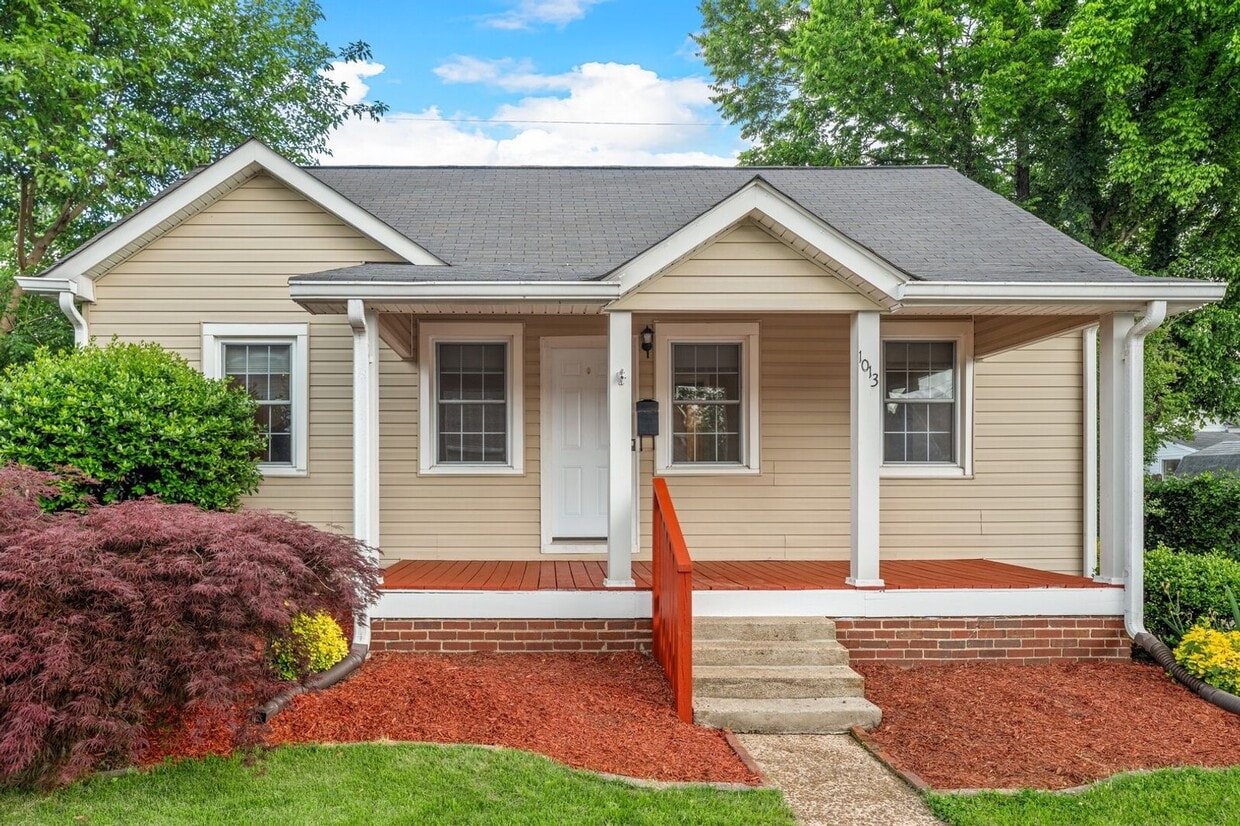 Primary Photo - Charming Cottage in sought after Old Hicko...