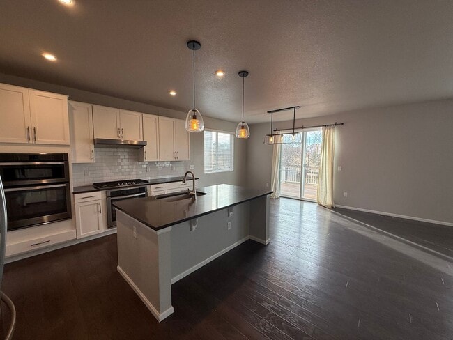 Foto del edificio - Modern 4-Bedroom Home Backing to Open Space