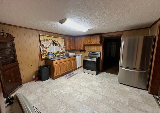 Building Photo - 2327 Sulphur Hollow Rd