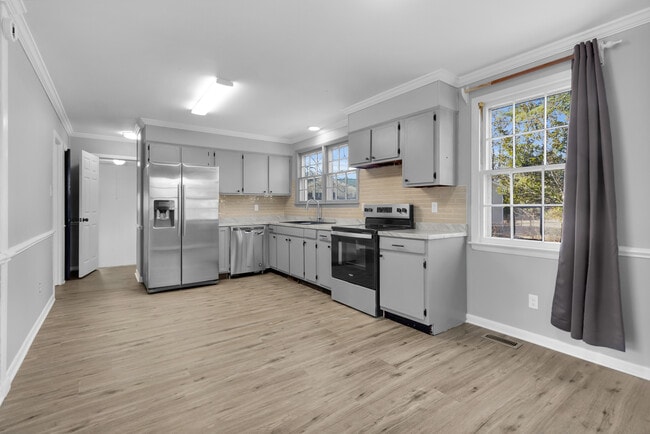 Building Photo - 817 Edgewood Dr