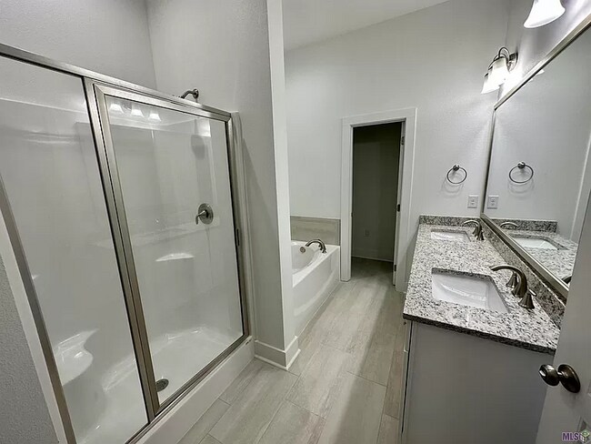 Baño principal y vestidor - 10144 The Grove Ave