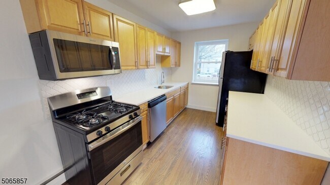 Building Photo - 378 Valley St