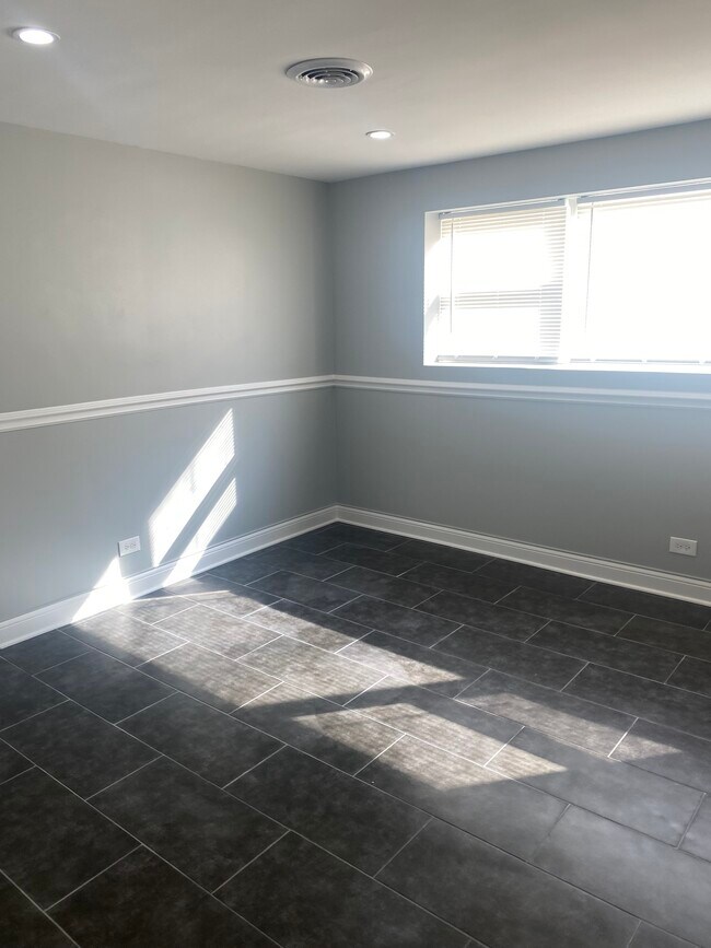 Living Room - 4906 W Arthington St