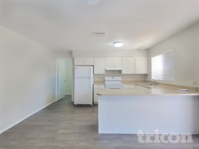 Building Photo - 313 W Nopal Pl