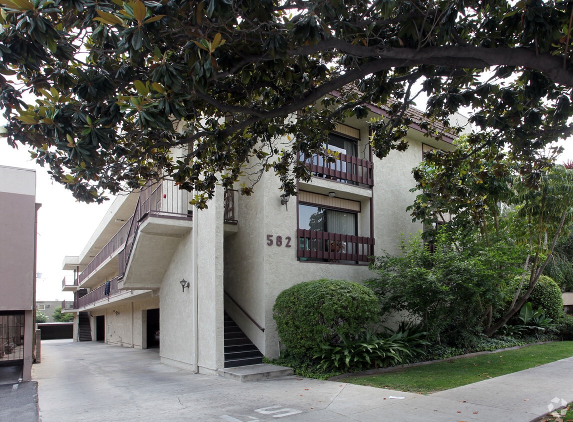 Primary Photo - 582 W Stocker St