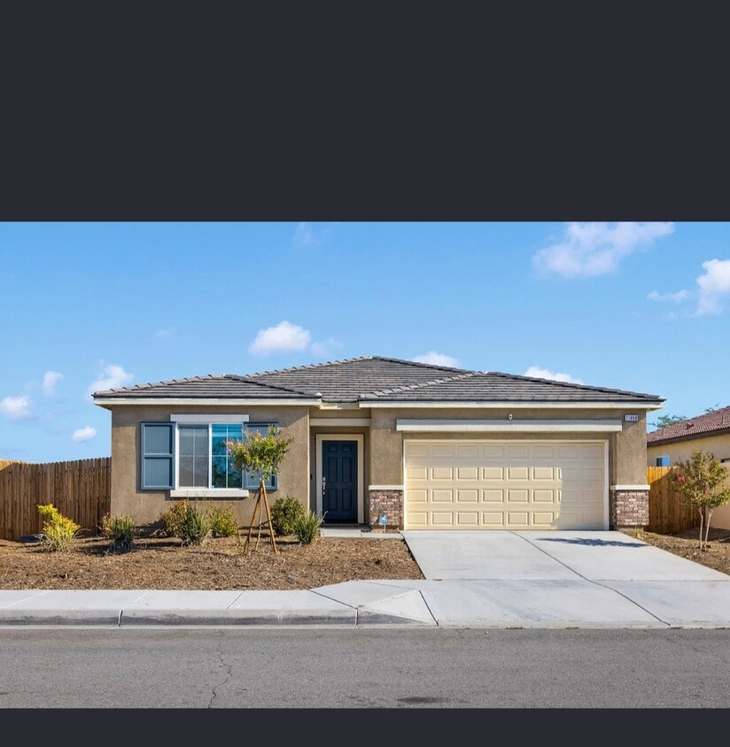 Foto principal - 11958 Gaines Ct