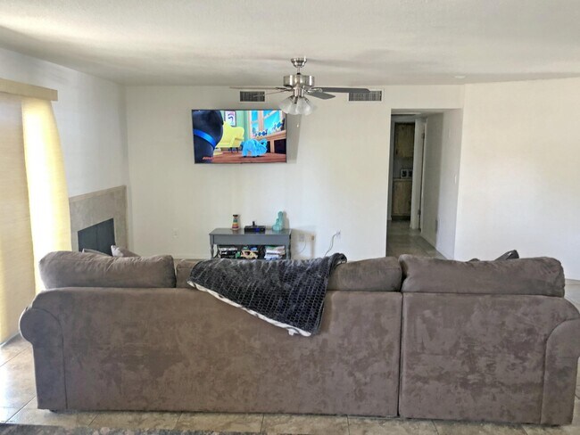 Building Photo - 533 W Peralta Ave