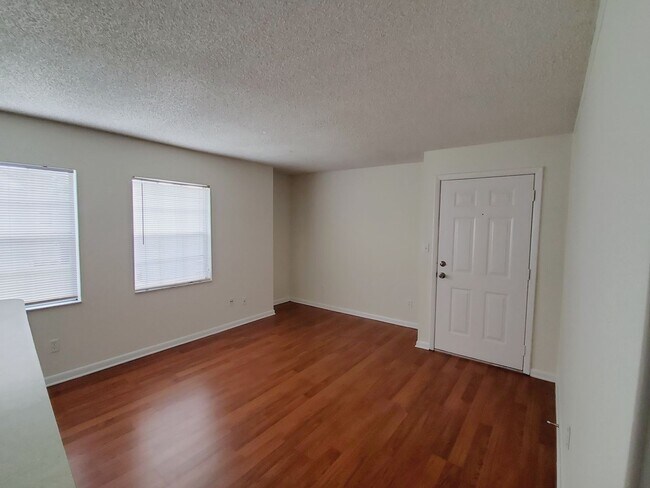 Building Photo - Updated One Bedroom, One Bath Apartment - ...