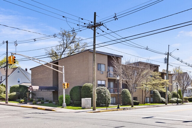 Foto del edificio - M.C Highland Apartments