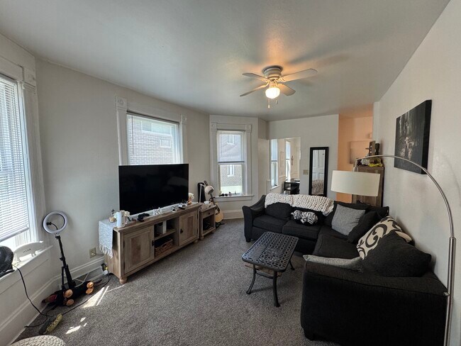 Sala de estar - 2429 N Oakland Ave