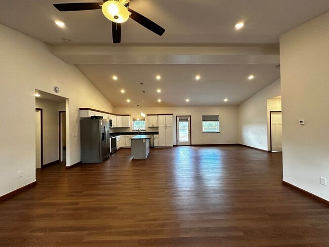 Building Photo - 3 Bed/2 Bath/2 Car Garage/Water Front Home