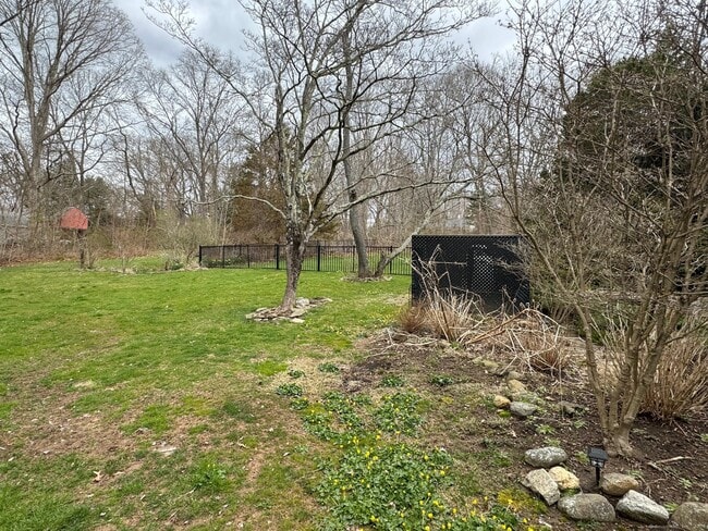 Building Photo - 592 Horse Pond Rd