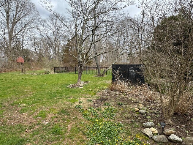 Foto del edificio - 592 Horse Pond Rd