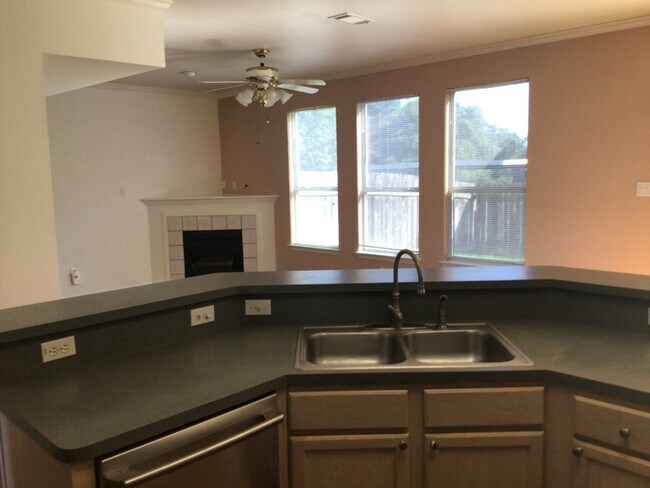 Foto del edificio - 2913 Whisper Oaks Ln