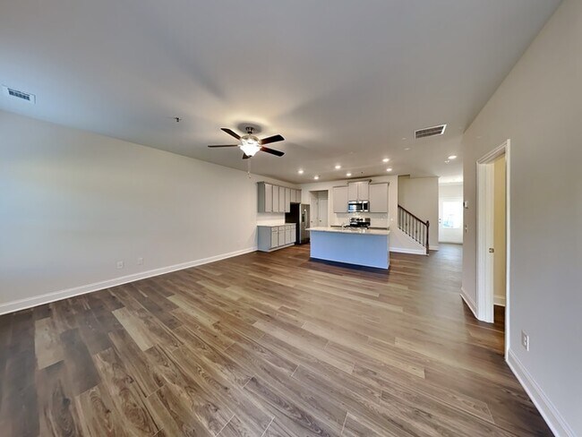 Foto del edificio - 4 Bedroom Townhome - Move-in special!
