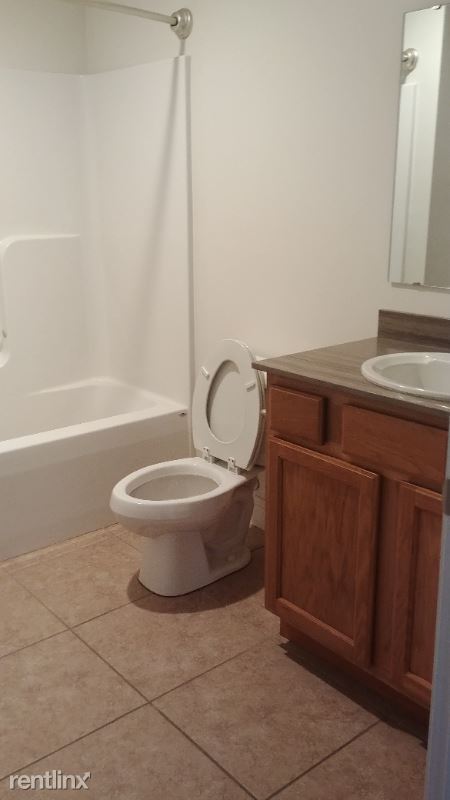 Building Photo - 2 br, 1.5 bath Townhome - 2 Tyler St