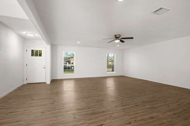 Foto del edificio - 914 Grand Oaks Dr