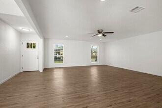 Building Photo - 914 Grand Oaks Dr