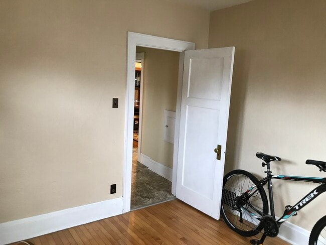 Spacious rooms - 3233 S Delaware Ave