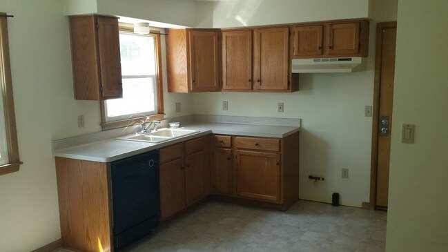 Foto del edificio - 3350 S. 84th Street - 3 Bedroom Lower
