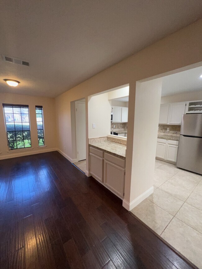 Foto del edificio - 7402 Wood Bluff Blvd