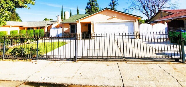 Building Photo - 8733 Lansdowne Dr