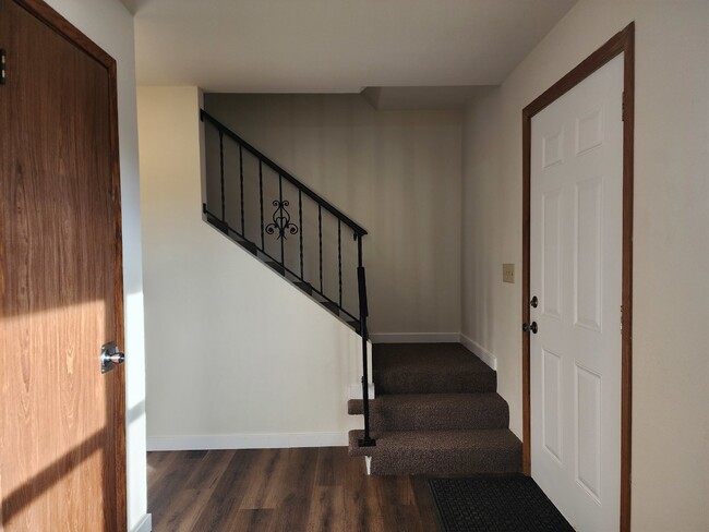 Building Photo - "3-Bed Townhouse with 1.5 Baths in Appleton!