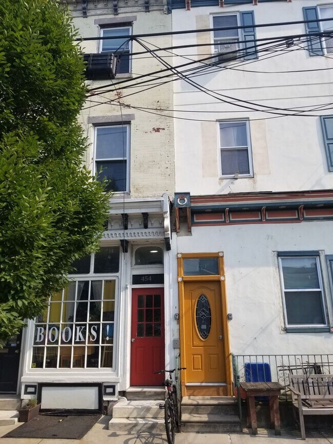 Foto del edificio - Spacious bedroom in a great area in fishtown.