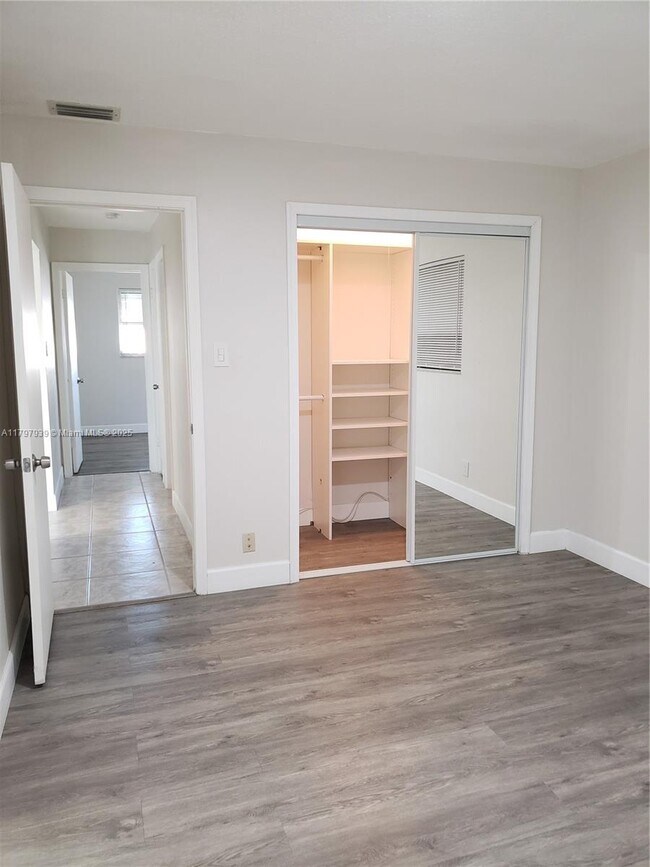 Foto del edificio - 4812 NW 49th Pl
