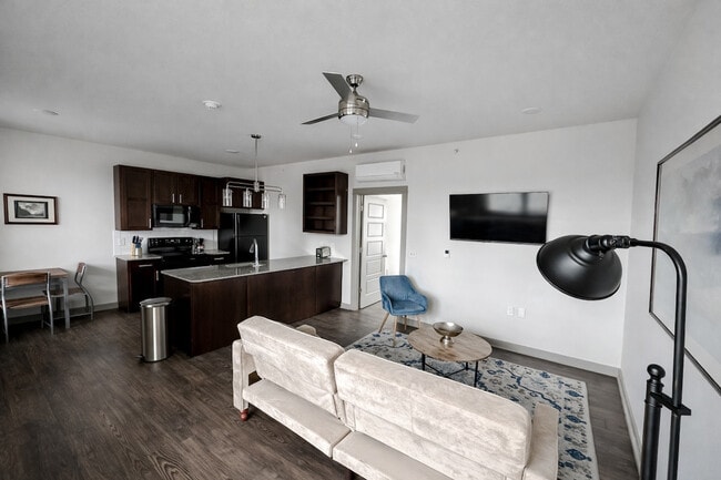 Building Photo - 501 Main St