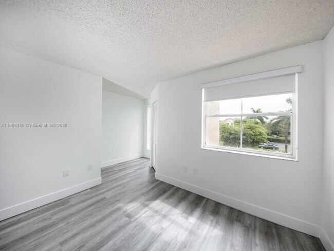 Foto del edificio - 670 NW 85th Pl