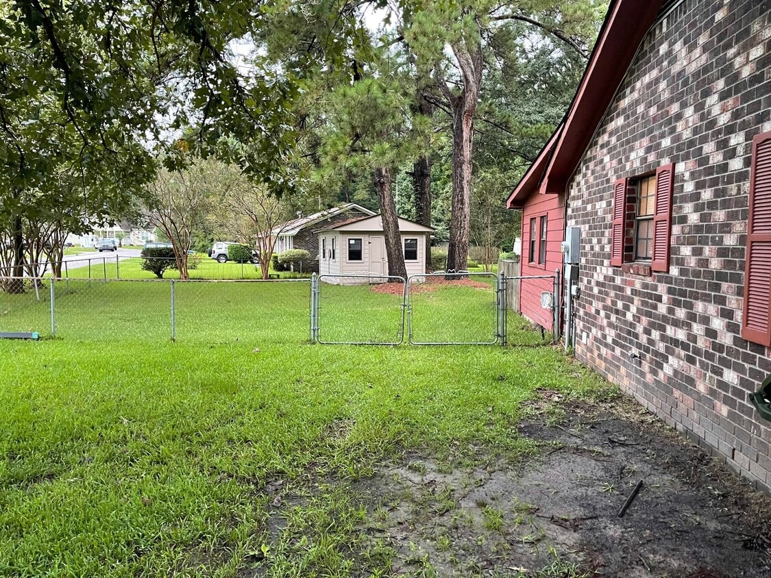 Building Photo - 3 Bedroom 1 Bath  Corner lot