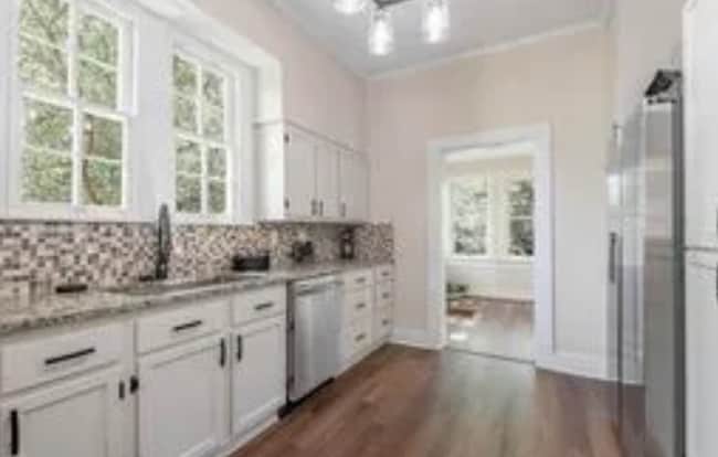 Building Photo - 924 E Houston Ave