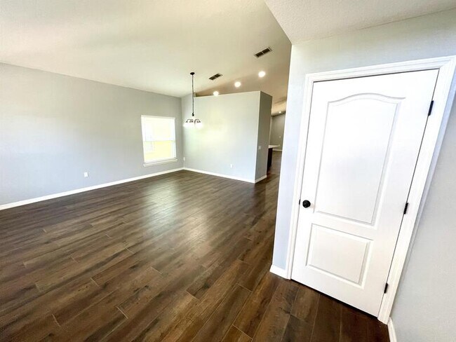 Building Photo - 1665 Canoe Creek Falls Dr