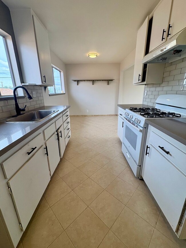 Building Photo - 1951 N Ventura Rd