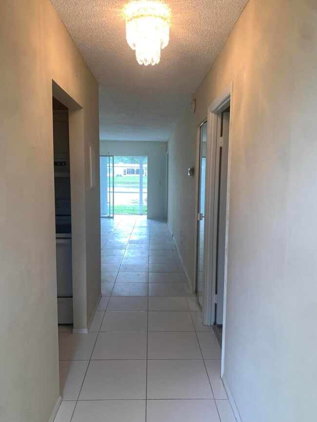 Building Photo - 220 Lake Constance Dr