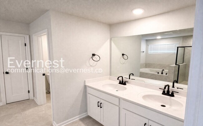 Foto del edificio - 4 Bed/3 Bath Home with Fenced Yard / Pet-Friendly / Coming Soon!