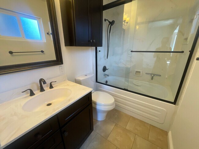 Building Photo - SPACIOUS 3 BEDROOM / 2 BATH HOUSE IN DUBLIN!
