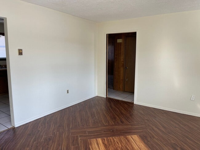 Foto del edificio - 2 bedroom 1 bathroom apartment for rent
