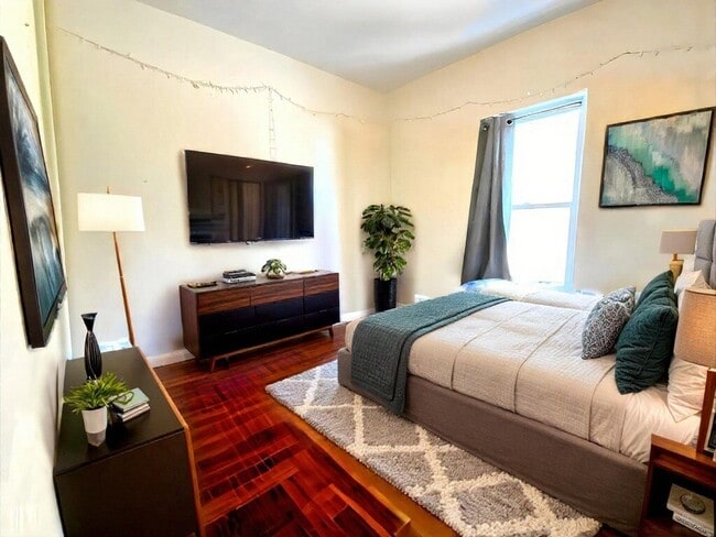 *Pictures are representative samples of the advertised unit. In some cases, the actual units you tou - 30 Darling St