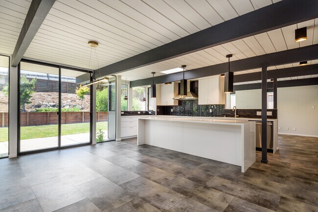 Comedor + Cocina - 2060 New Brunswick Dr