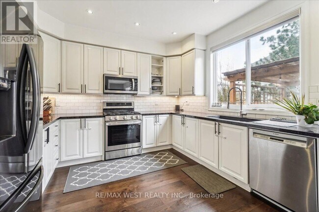 Photo du bâtiment - 1349 Sagewood Crescent