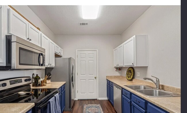 Building Photo - Bright, Spacious & Move-In Ready Penthouse Living in Littleton!  Available Now